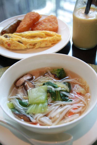 前菜とドリンクとアジアスープ — ストック写真