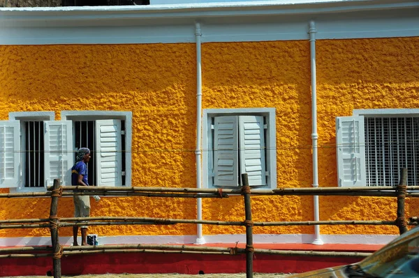 インドの労働者とオレンジ農場の家 — ストック写真