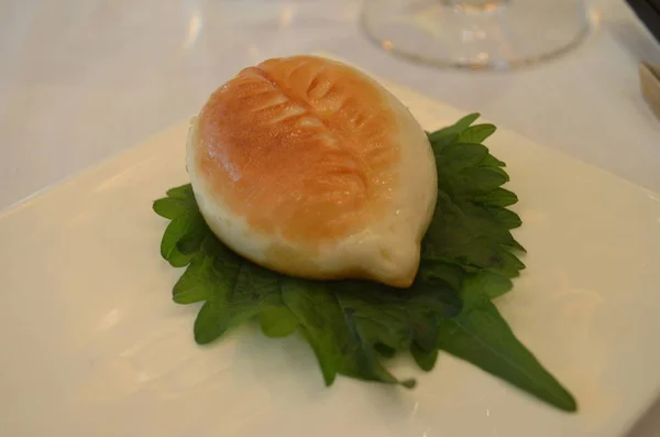 Torta Assada Servida Com Folha Verde — Fotografia de Stock