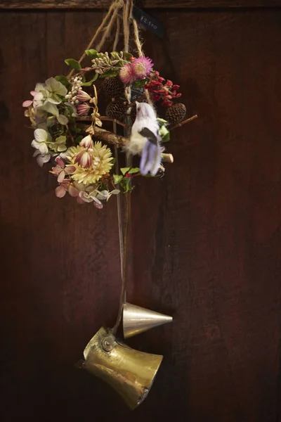 Dekorativer Kranz Mit Blumen Und Vogel — Stockfoto