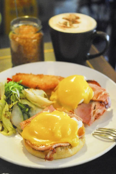 Middag Med Stekta Ägg Bacon Och Sallad — Stockfoto