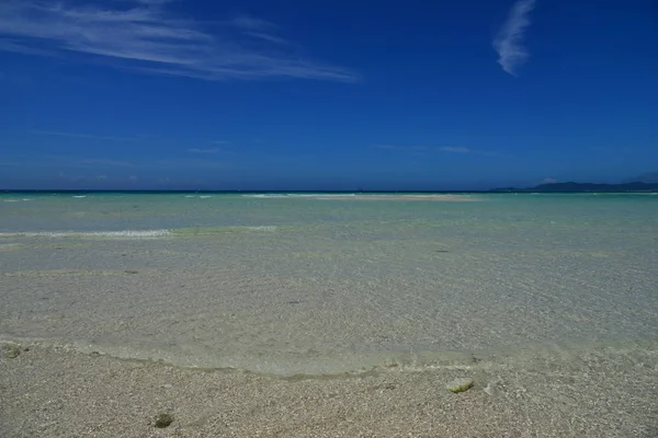 Plaża Falami Morskimi Ciągu Dnia — Zdjęcie stockowe