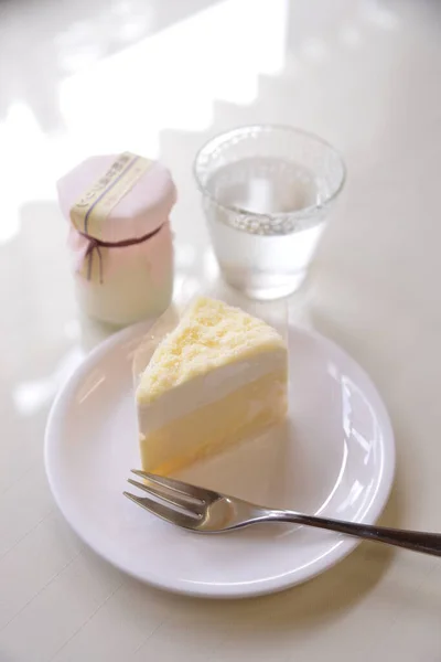 白日盘中美味的蛋糕 — 图库照片