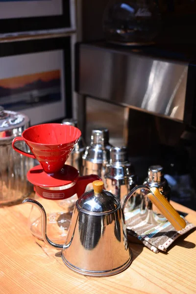 Teekanne Mit Kaffeefilter Auf Dem Tisch — Stockfoto