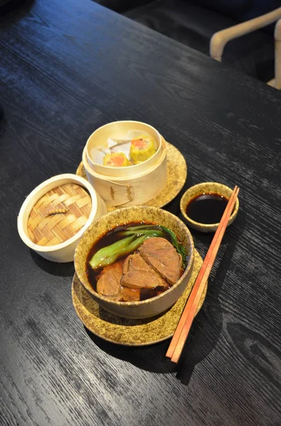 Nahaufnahme Von Asiatischem Gericht Auf Dem Tisch — Stockfoto