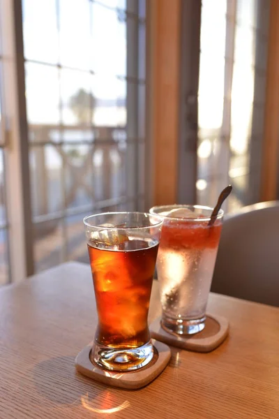 Bebidas Geladas Servidas Mesa Madeira — Fotografia de Stock