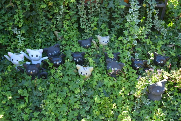 Χαριτωμένες Γάτες Ειδώλια Στο Πράσινο Κήπο — Φωτογραφία Αρχείου