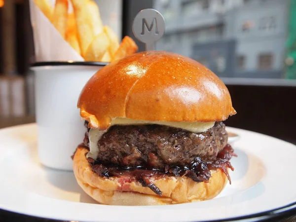 Hamburger Servito Con Patatine Fritte Fast Food — Foto Stock