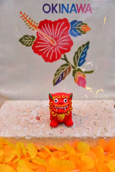 Маленький Красный Дракон Текстом Окинавы — стоковое фото