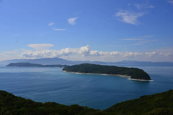 海に浮かぶ緑の島の空の景色 — ストック写真