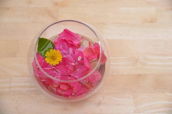 Цветы Еды Стеклянной Чаше — стоковое фото
