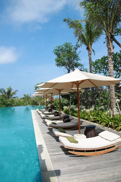 Ayana Resort Spa Bali Basenem Parasolami Plażowymi — Zdjęcie stockowe