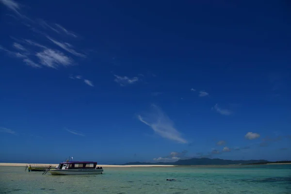 Spiaggia Con Onde Marine Durante Giorno — Foto Stock