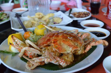 Asya restoranında yengeç, istiridye ve karides.