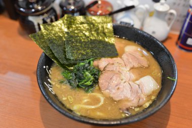 Masadaki Asya yemeklerini kapatın. 