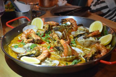 Asya kafesinde deniz ürünleri tavası