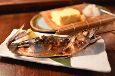 Masadaki balık tabağını kapat. 