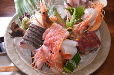 Tabaktaki deniz ürünlerini kapatın. 