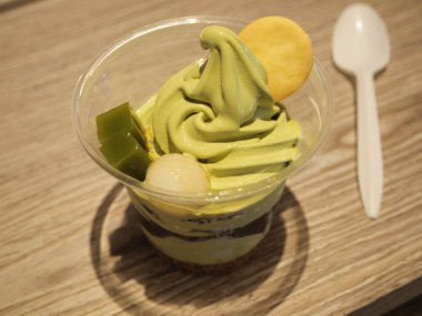 Cam bardakta servis edilen kibrit dondurması.