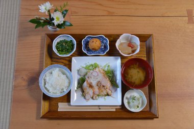 Masadaki Asya yemeklerini kapatın. 