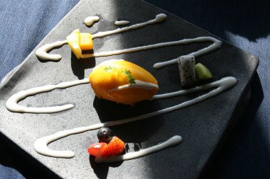 Tatlıyı masaya koy. 