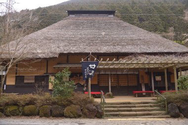 Dağlarda eski bir Asyalı evi