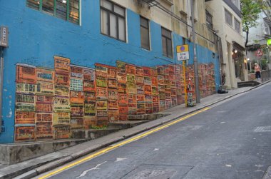 Mavi binadaki duvar resimlerinin detaylı görüntüsü, Hong Kong, Çin.