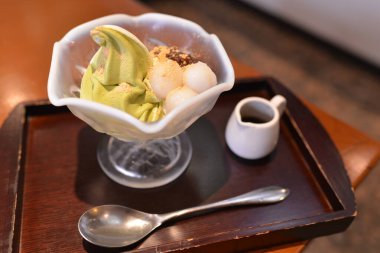 Tatlıyı masaya koy. 