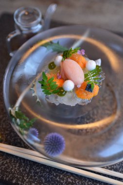 Masadaki Asya yemeklerini kapatın. 