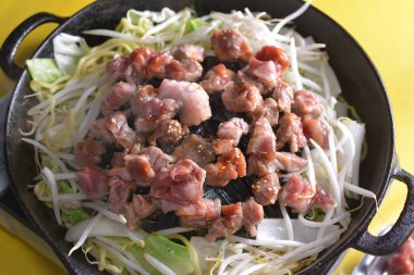 Gündüz vakti masada Asya yemeği 