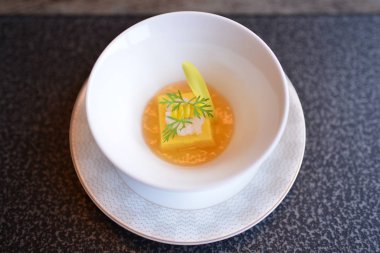 Gündüz vakti masada Asya yemeği 