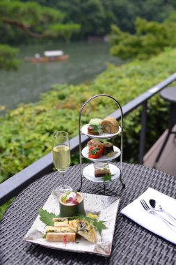 Gündüz vakti tabakta lezzetli bir pasta 