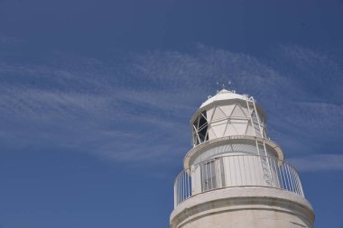 Mavi gökyüzü arka planında Tomogashima deniz feneri, Japonya.