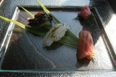 Masadaki Asya yemeklerini kapatın. 