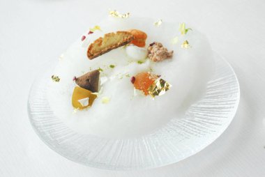 Masadaki Asya yemeği, kapat.