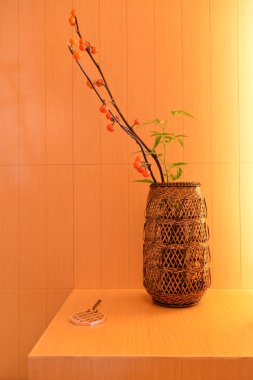 Tahta masanın üzerinde kurumuş bitkiler olan vazo.