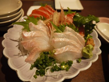 Gündüz vakti masada Asya yemeği 