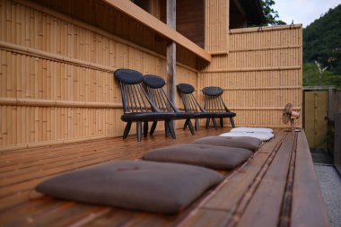 Arka bahçede yastıklı sandalyeler