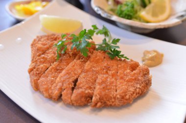 Masanın üstündeki yemeği kapat. 