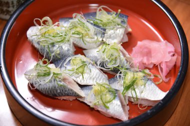 Gündüz vakti masada Asya yemeği 