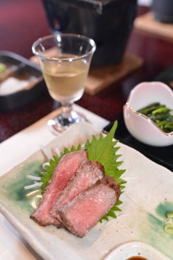 Gündüz vakti masada Asya yemeği 