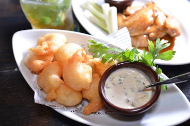 Gündüz vakti masada Asya yemeği 