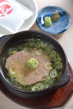 Masadaki Asya yemeklerini kapatın. 