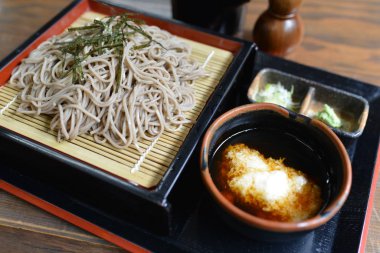 Masadaki Asya yemeklerini kapatın. 