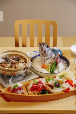 Gündüz vakti masada Asya yemeği 