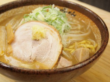 Masadaki Asya yemeği, kapat.