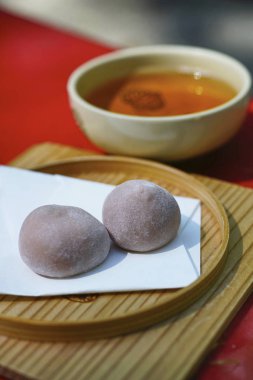 Tatlıyı masaya koy. 