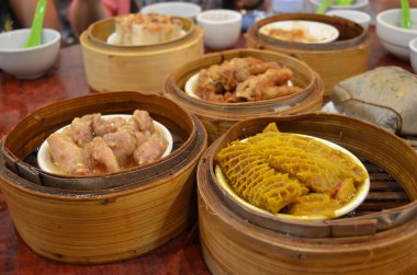 Masadaki Asya yemeği, kapat.