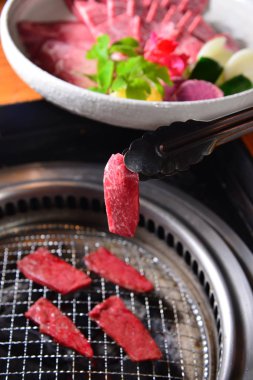 Masadaki et tabağını kapat. 