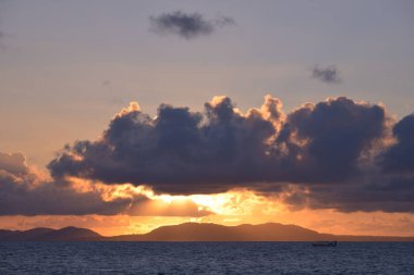 bulutlar ile deniz üzerinde gün batımı 